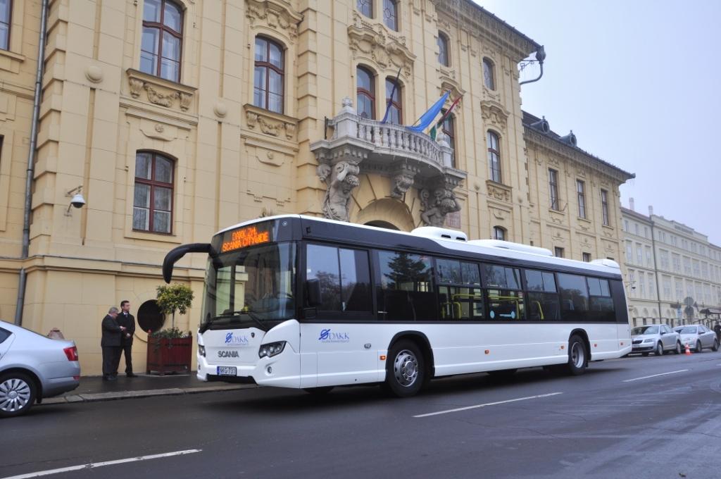 Ott, ahol egyébként sosem jár városi busz: Szeged, Széchenyi tér, városháza. A képre kattintva mini galéria nyílik (fotók: Scania)