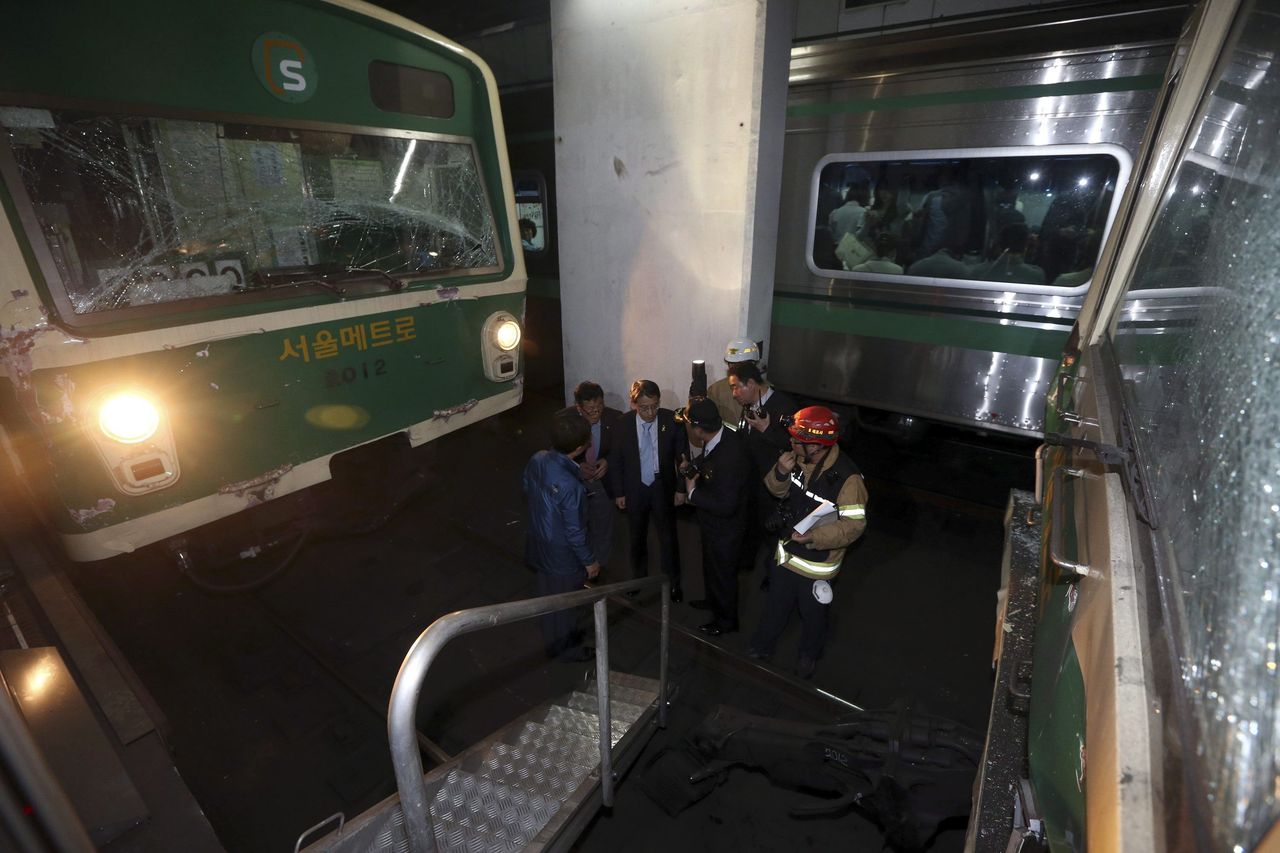 Illetékesek, sajtósok és katasztrófaturistává átalakult utasok a szöuli metróbaleset helyszínén. A képre kattintva galéria nyílik (fotók: bbc.co.uk)