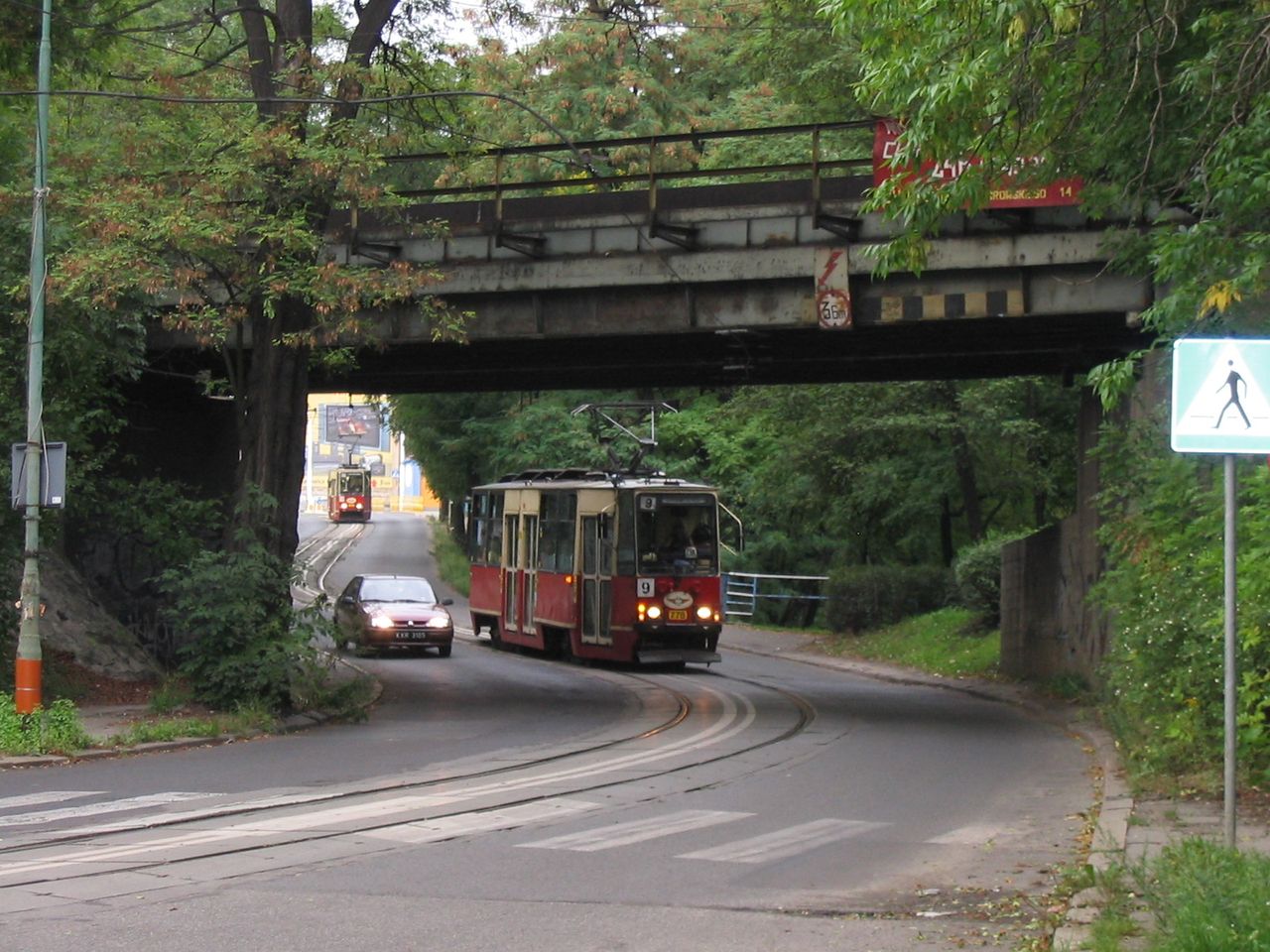 Tipikus sziléziai villamosvasúti hangulat. Swietochlowice és Chorzów között, egyvágányú pályán halad konvojban a 9-es és a 17-es villamos. A képre kattintva galéria nyílik (fotók: Indóház-archív | a szerző felvételei)