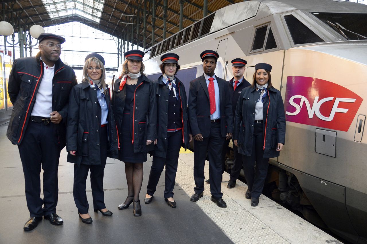 SNCF-dolgozók vidámkodnak vadonatúj uniformisukban Párizsban, a Gare du Nordon. Hamarosan még újabb szerelésük lesz? A képre kattintva galéria nyílik (fotók: Daily Mail)