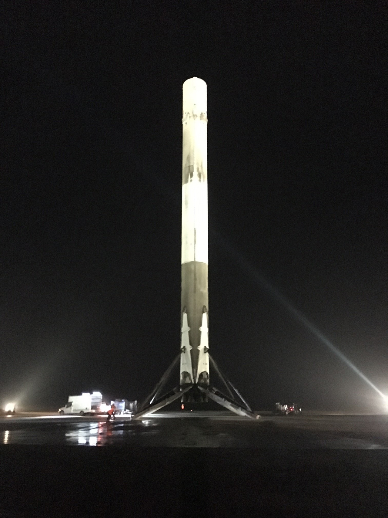 A képre kattintva galéria nyílik a fellövésről és a csodás, történelmi landolásról (fotó: a SpaceX Facebook-oldala)