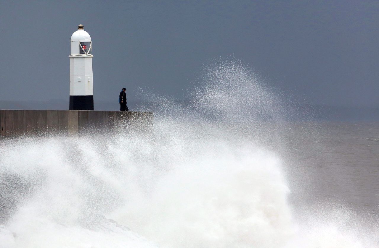 A dél-walesi porthcawli tengerpart a hurrikánerejű szélben Nagy-Britannia déli részén. A képre kattintva galéria nyílik (Fotó: MTI/EPA/Geoff Caddick)