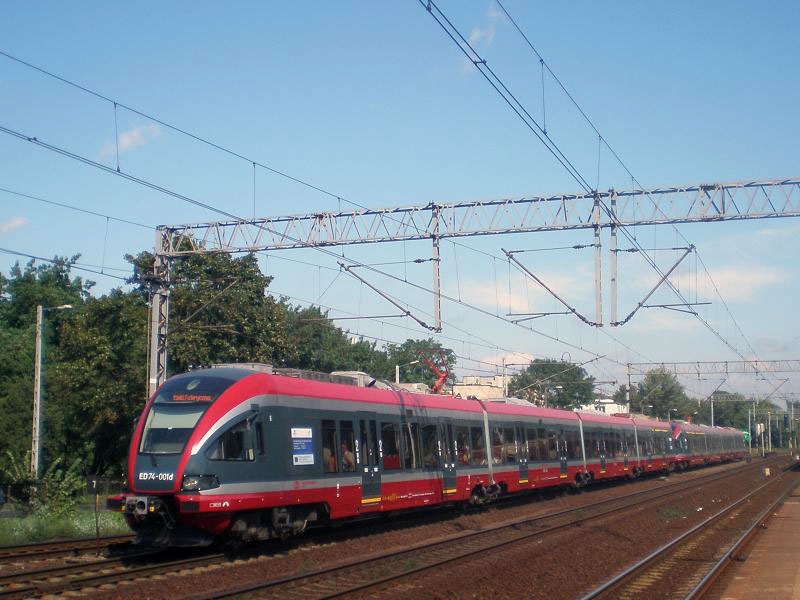 A PKP tavaly hirdette meg vasúti nagyberuházási programját, amelynek keretében új vasúti járműveket vásárolnak, illetve üzemben lévők átfogó korszerűsítésére kerül sor. Többek között alaposan felfrissítik a Pesa ED74 típusú, intercity forgalomban közlekedő villamos motorvonatait is, szám szerint tizennégyet