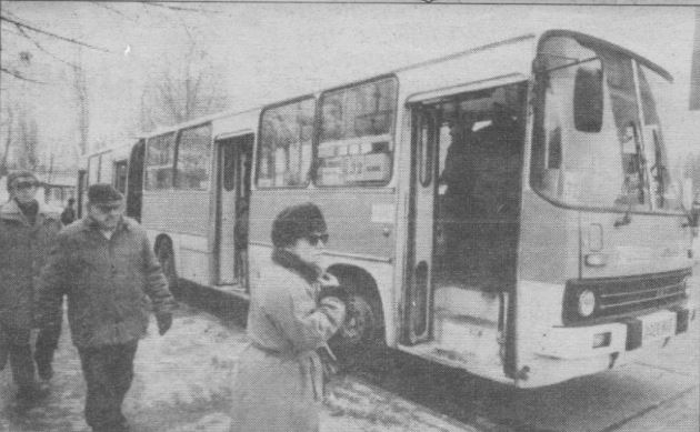 Az algyői 32-es busz a tarjáni Víztorony téren (fotó: Délmagyarország/Gyenes Kálmán)