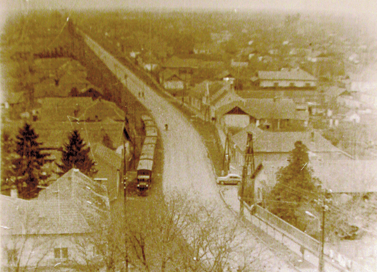 A szeghalmi Lenin utca látképe 1962-ben a település belsejében kanyargó kisvasútiszerelvénnyel (fotó: a Sárréti Múzeum gyûjteményébõl)