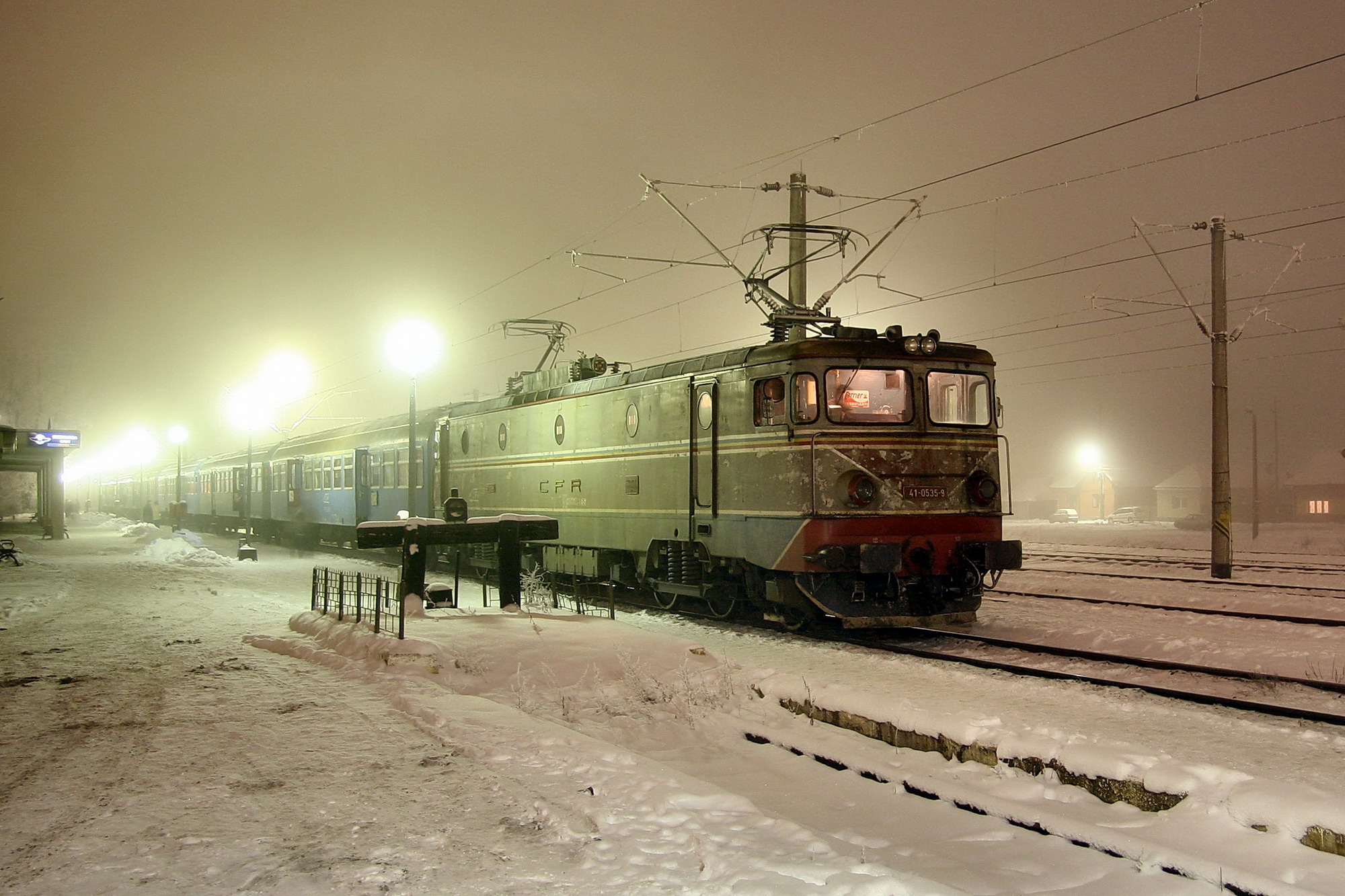 Klasszikus, a moldvai Marasestibe induló ablakos vonat a dermesztő hidegbe fagyott Csíkszeredában
