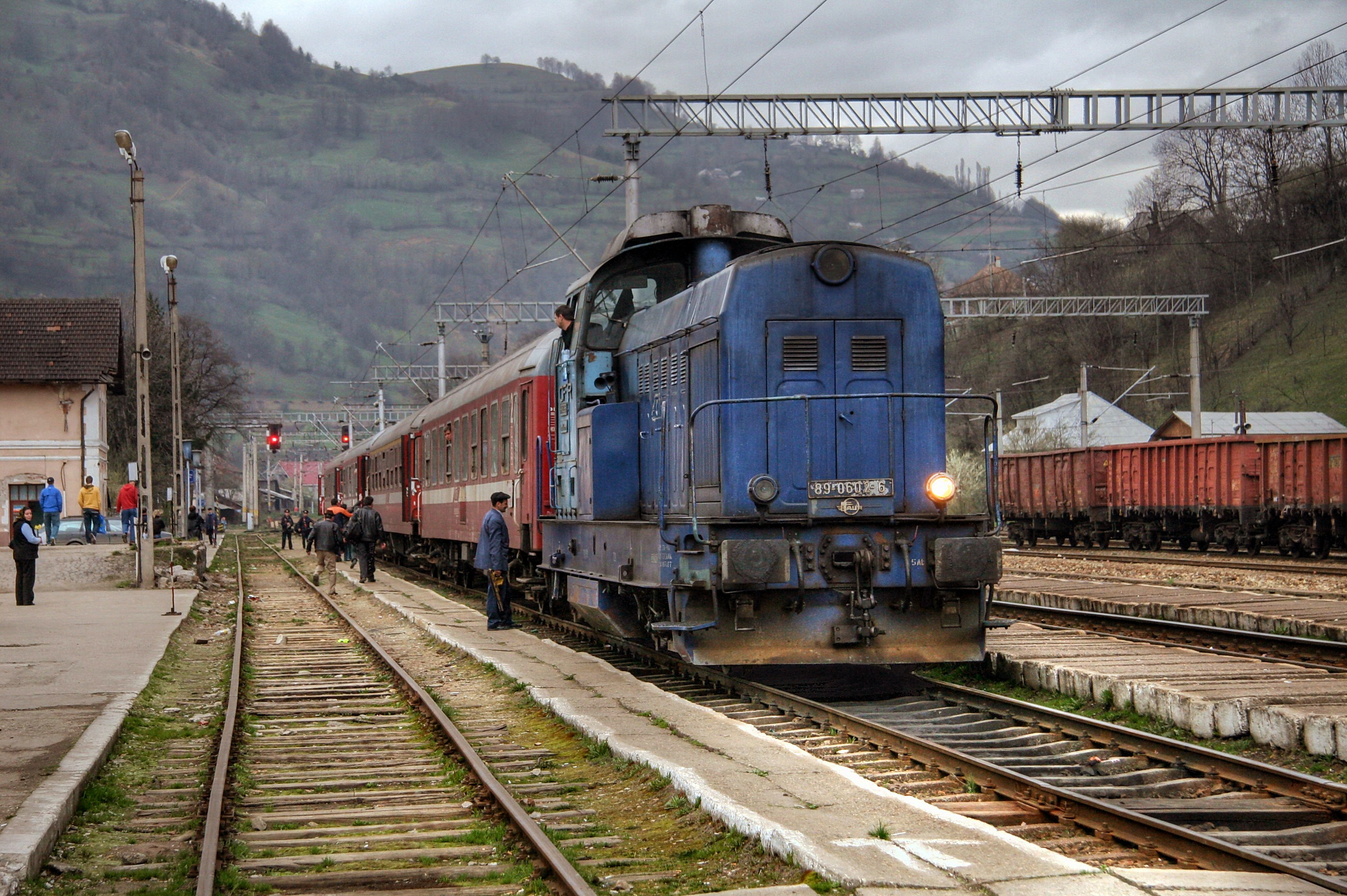 Kisilva (Ilva Mică), Nagydákkal. Ma ismét hat vonatpár érinti a Beszterce-Naszód megyei település vasútállomását, miután négy év üzemszünet után (2013-ban egy magáncég kivonult a vonalról, mert nem tartotta gazdaságosnak az üzemeltetését) idén augusztusban újra felvették a forgalmat az Óradnára vezető vonalon