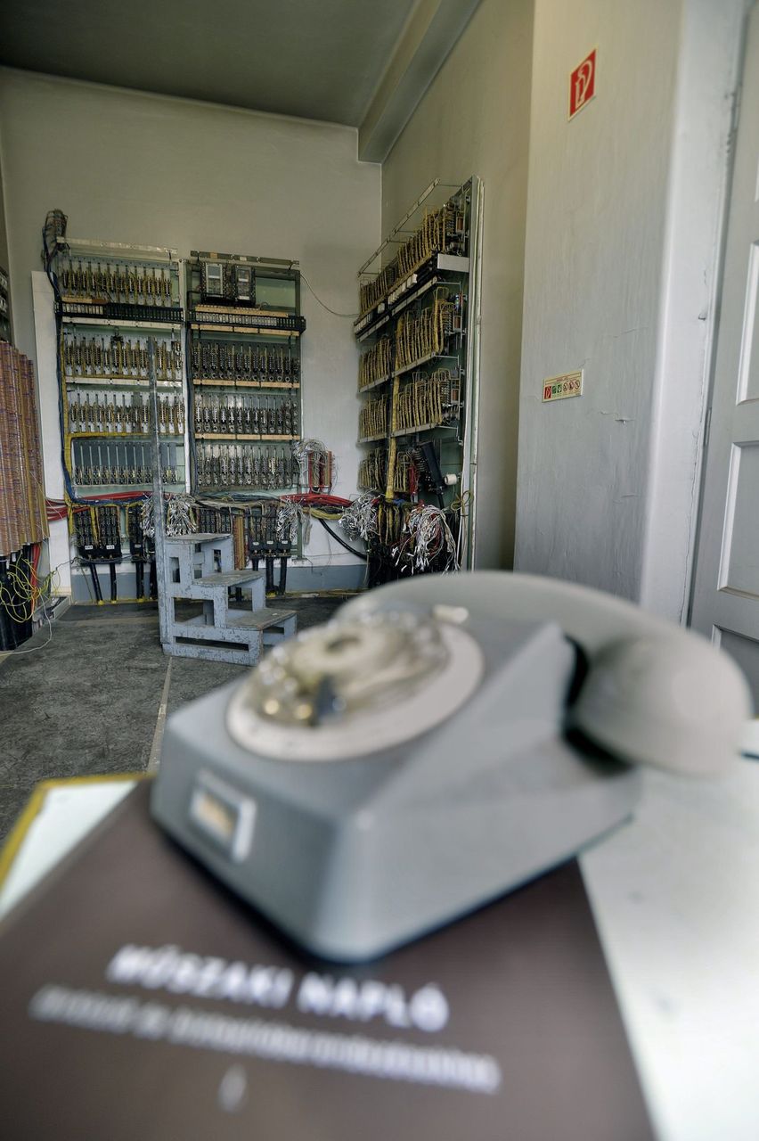 A jelfogó berendezés terme, előtérben egy szolgálati telefon a lebontásra váró III. számú irányítótoronyban. A képre kattintva galéria nyílik (fotók: MTI/Máthé Zoltán)