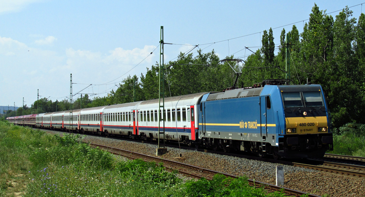 A 480 020-as Traxx halad Budaörsnél az egyik Sziget vonattal augusztus 8-án. A képre kattintva galéria nyílik (fotó: Kalmár Gergő)