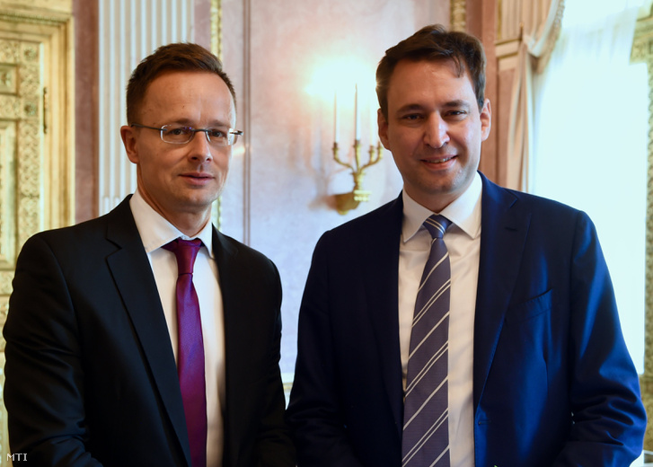 A Külgazdasági és Külügyminisztérium (KKM) által közzétett képen Szijjártó Péter külgazdasági és külügyminiszter (b) és Georg Eisenreich bajor digitális, média és Európa-ügyi államminiszter találkozója Münchenben 2018. szeptember 21-én.