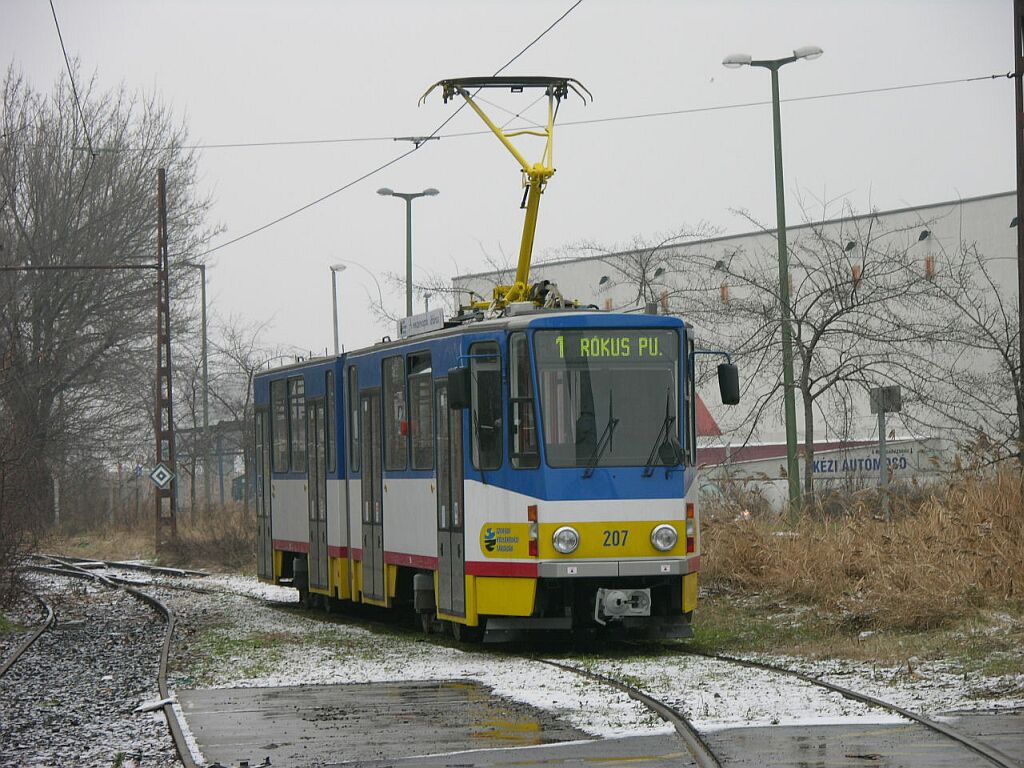 A 135-ös vonalra csatlakozó vágányok Szeged-Rókuson. A tram-train vonalon közlekedő járművek be- és kijáratává válik