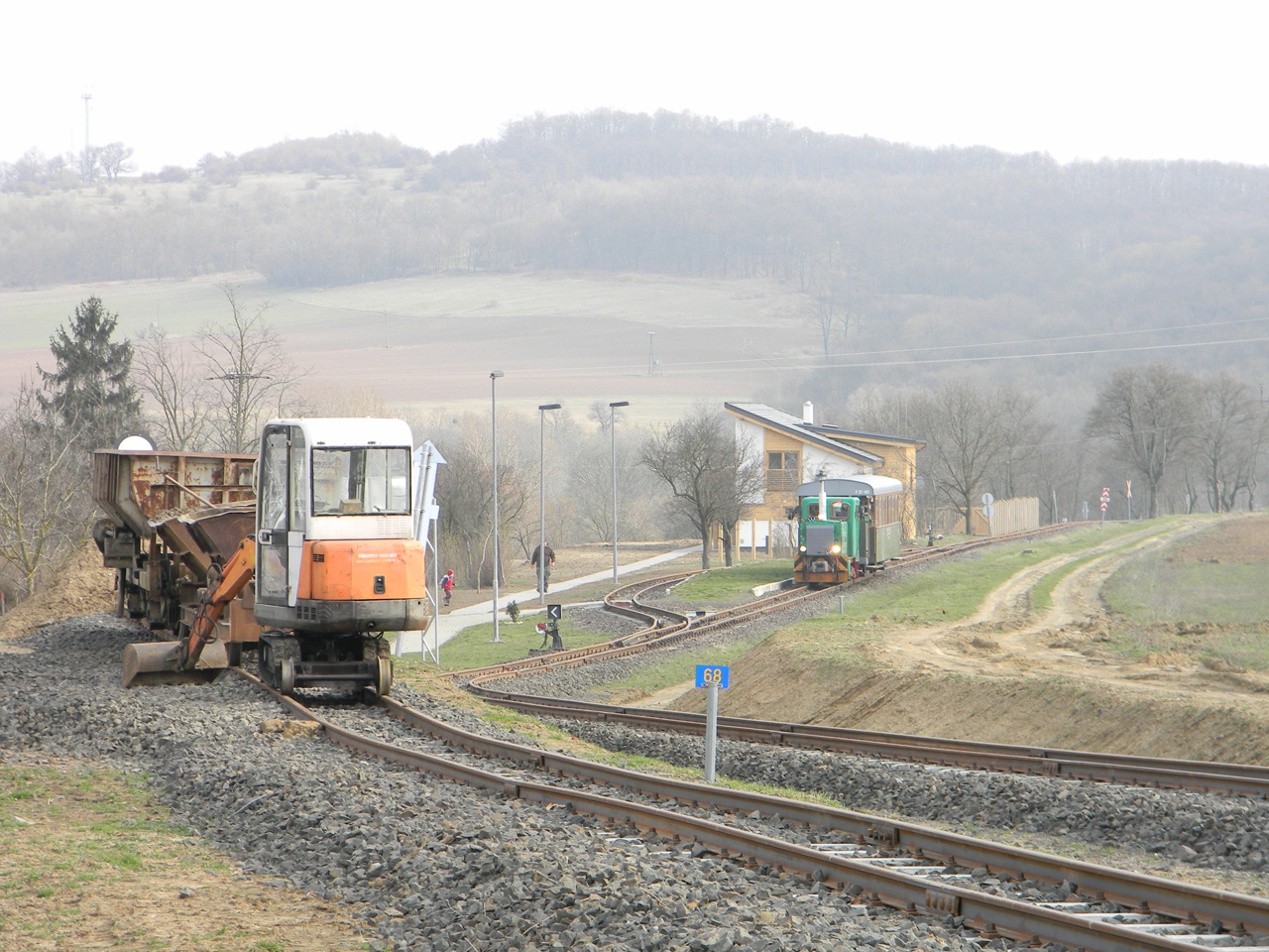 A márianosztrai végállomás a Szobról érkezett vonattal. A felvétel kora tavasszal készült, amikor még zajlottak a transzbörzsönyi átkötés utóvédharcai