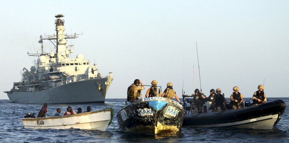 Szomáliai kalózok fegyveresek gyűrűjében (forrás: taz.de)
