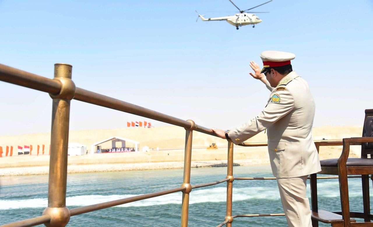 Néz és integet, akár az észak-koreai kollégája: Abdel-Fattáh esz-Szíszi egyiptomi elnök az államfői jacht fedélzetén. A képre kattintva galéria nyílik (fotók: Daily Mail)
