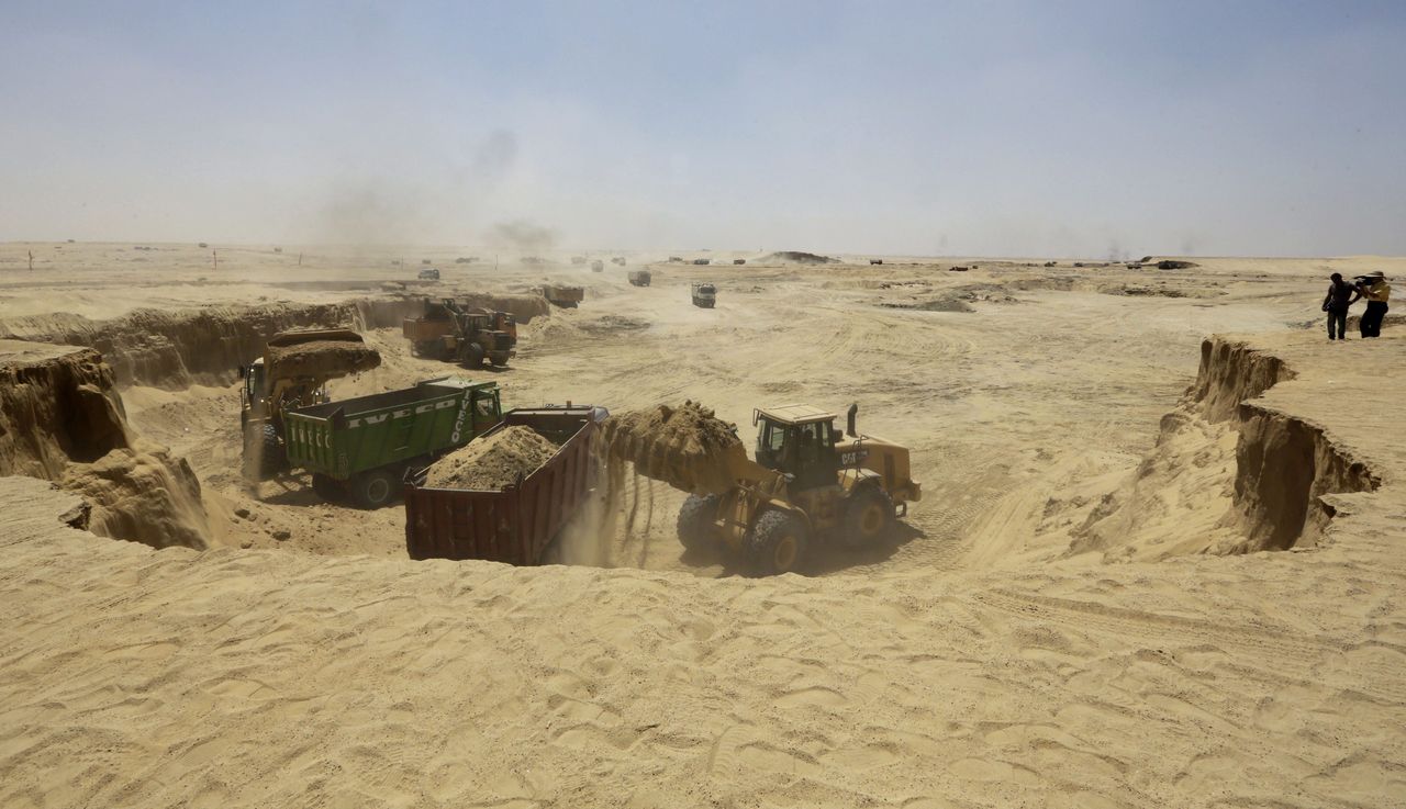A nagy homokozás: nézzen markolókat, teherautókat, öntudatos egyiptomiakat meg egy kis vizet! A képre kattintva galéria nyílik (fotók: bbc.co.uk)