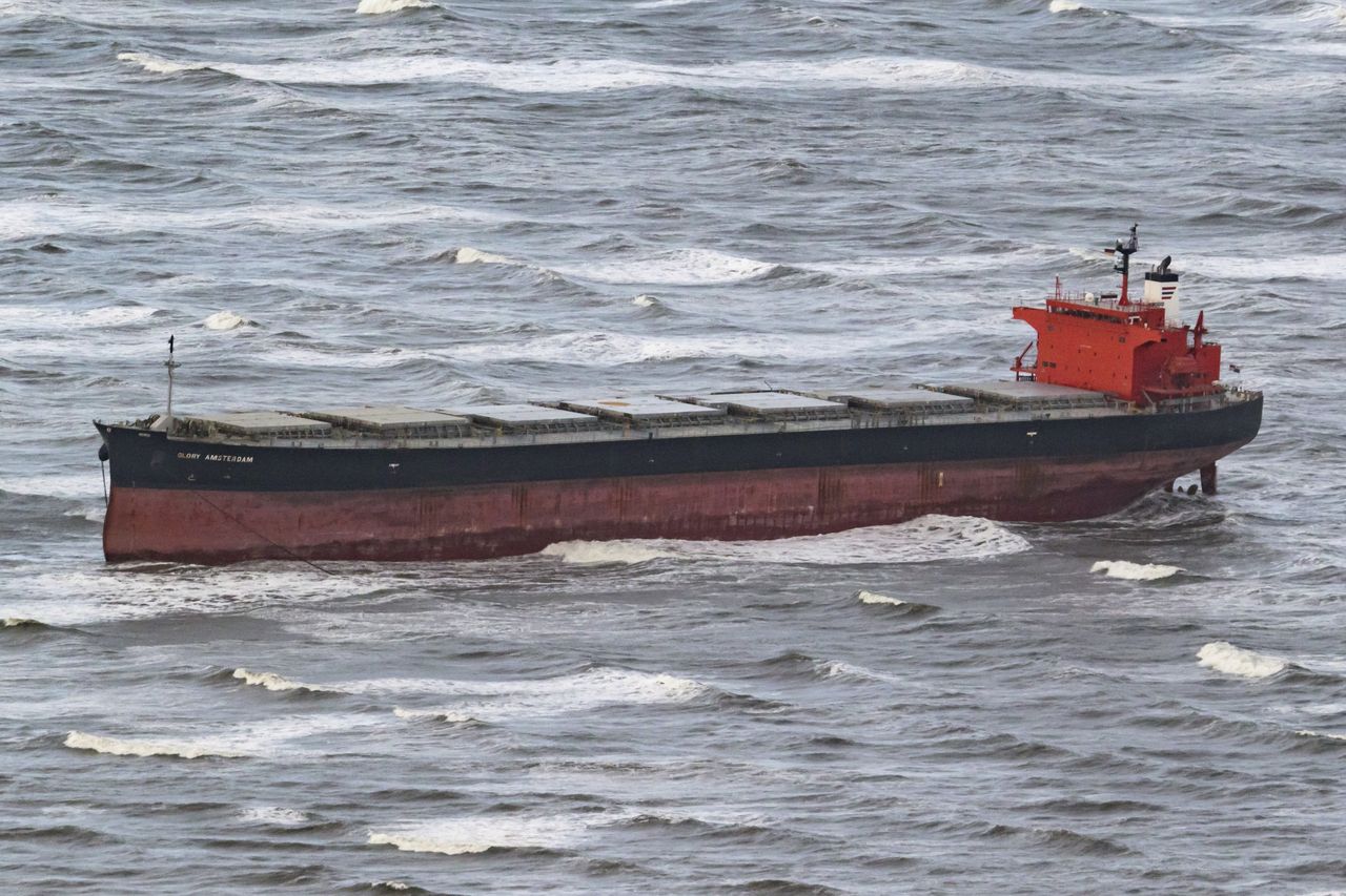 Nincs baja a tankernek, csak túl könnyű volt a Herwart viharnak, amely gond nélkül rakta rá egy homokpadra... A képre kattintva galéria nyílik (fotók: Daily Mail)