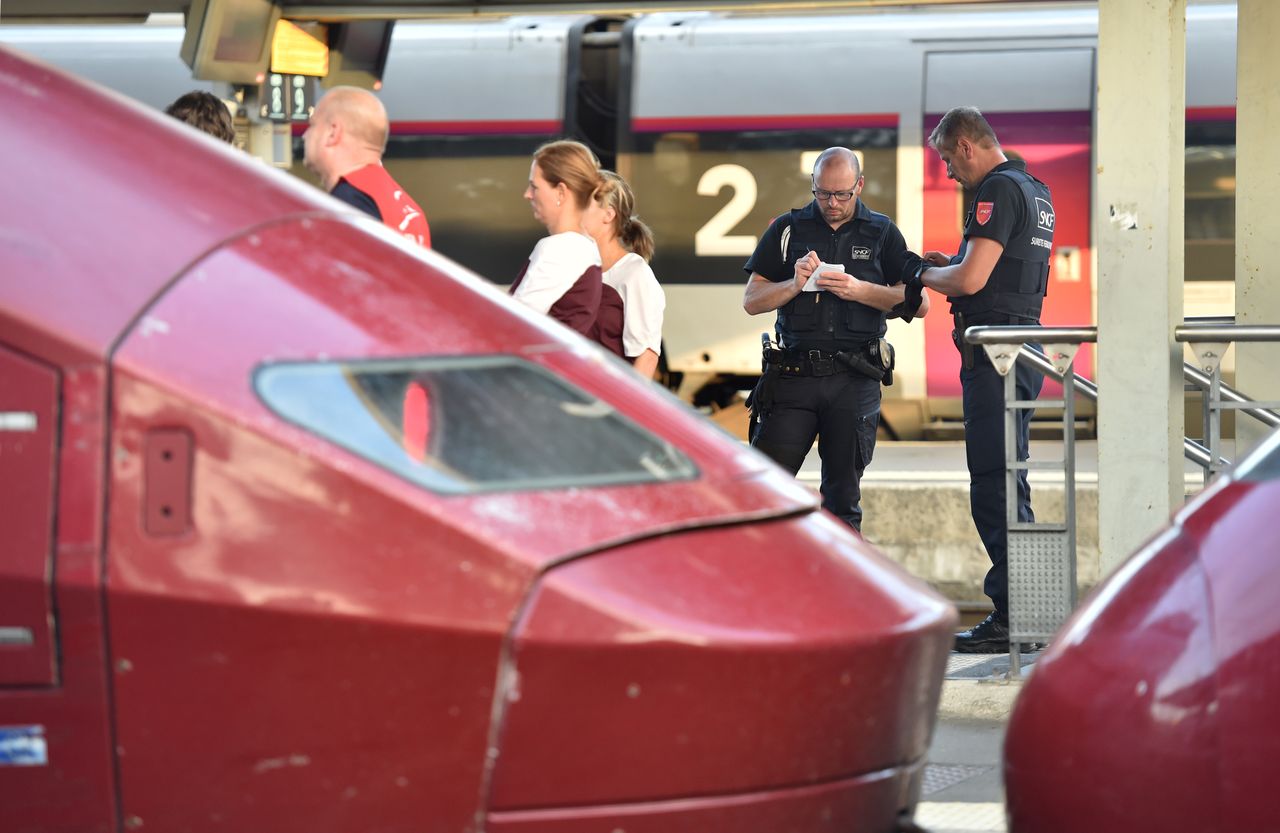 Helyszínelők, terrorelhárítók Arra pályaudvarán. A képre kattintva galéria nyílik (fotók: Daily Mail)