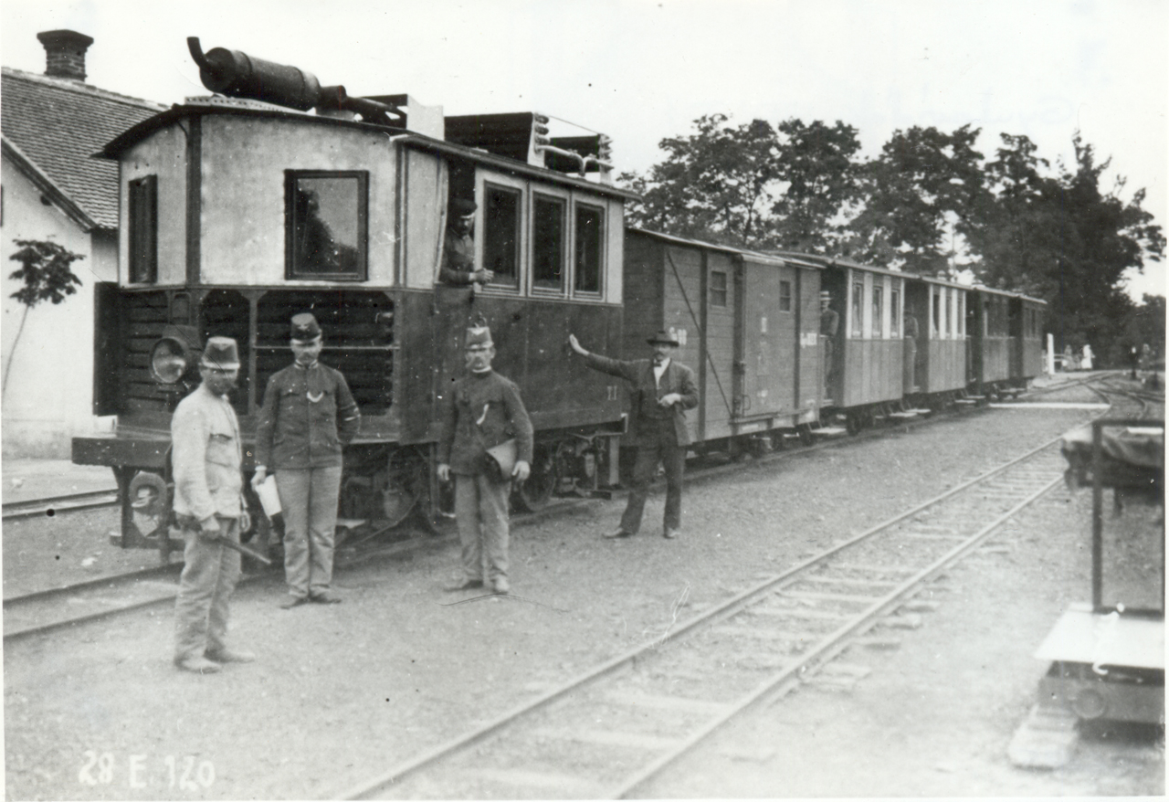 A T.1.-es mozdony egy távolsági személyvonattal Gyulavári állomáson az 1900-as évek elején. A képre kattintva galéria nyílik (fotók: Indóház-archív | Villányi György gyűjteményéből)