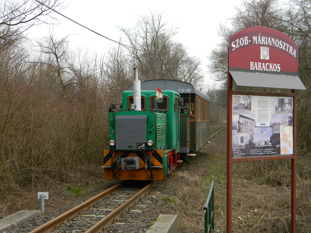 A Lowa (Vereinigung Volkseigener Betriebe des Lokomotiv- und Waggonbaus, Mozdony és Vagongyártó Egyesített Népi Vállalatok) L-60-asa vonatával az alsó szakaszon (fotók: T. Hámori Ferenc)