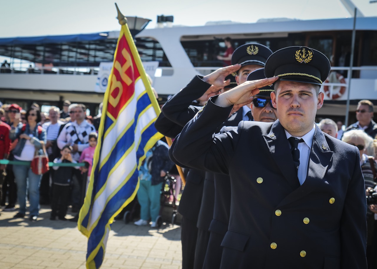 Hajósok tisztelegnek a 173. balatoni hajózási idény indulása alkalmából rendezet ünnepségen a balatonfüredi hajóállomáson