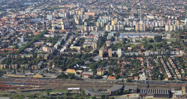 Semmiféle felújítás nem segít azon, sajnos, hogy Fehérvár vasútállomása meglehetősen peremhelyzetben van (forrás: legifoto.com)