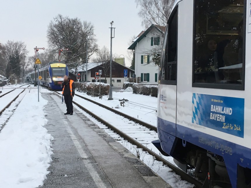 Téli csendélet szembenálló vonatokkal, Utting állomásán (forrás: sueddeutsche.de)