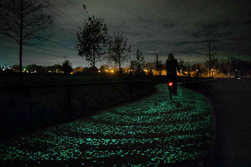 Csillagos éj – a kerékpárúton! A képre kattintva galéria nyílik (fotók: boredpanda.com)