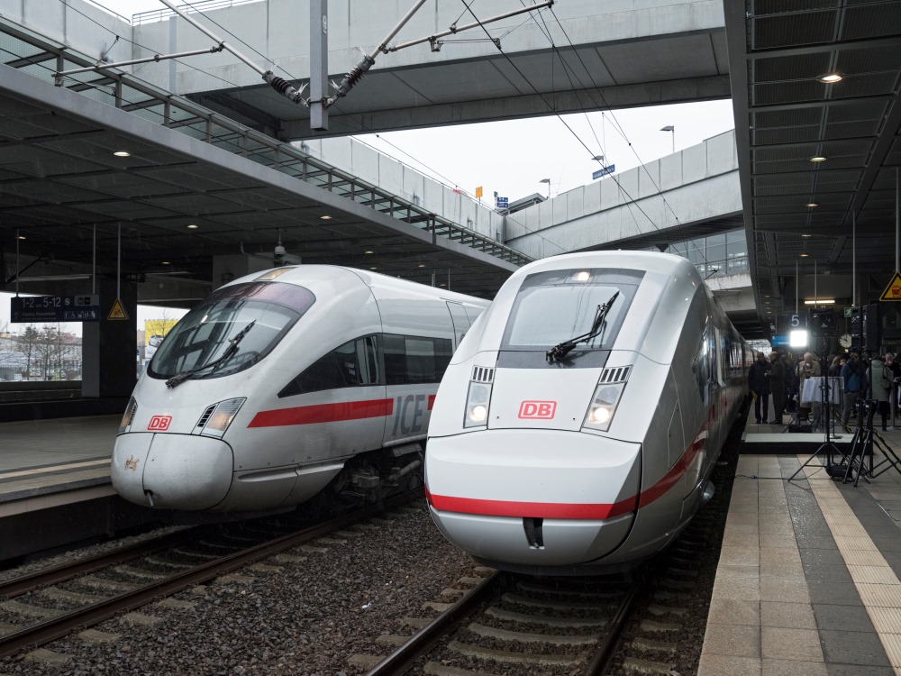 ICE-vonatok egymás mellett, balra az ICE-T, jobbra a legújabb generációs ICE 4. A vonatok nem ellenfelei, hanem kiegészítői egymásnak. A modern, szögletes ábrázatú fehér kígyó a mozdonyvontatású IC-ket búcsúztatja 2017 decemberétől (fotók: Railway Gazette)