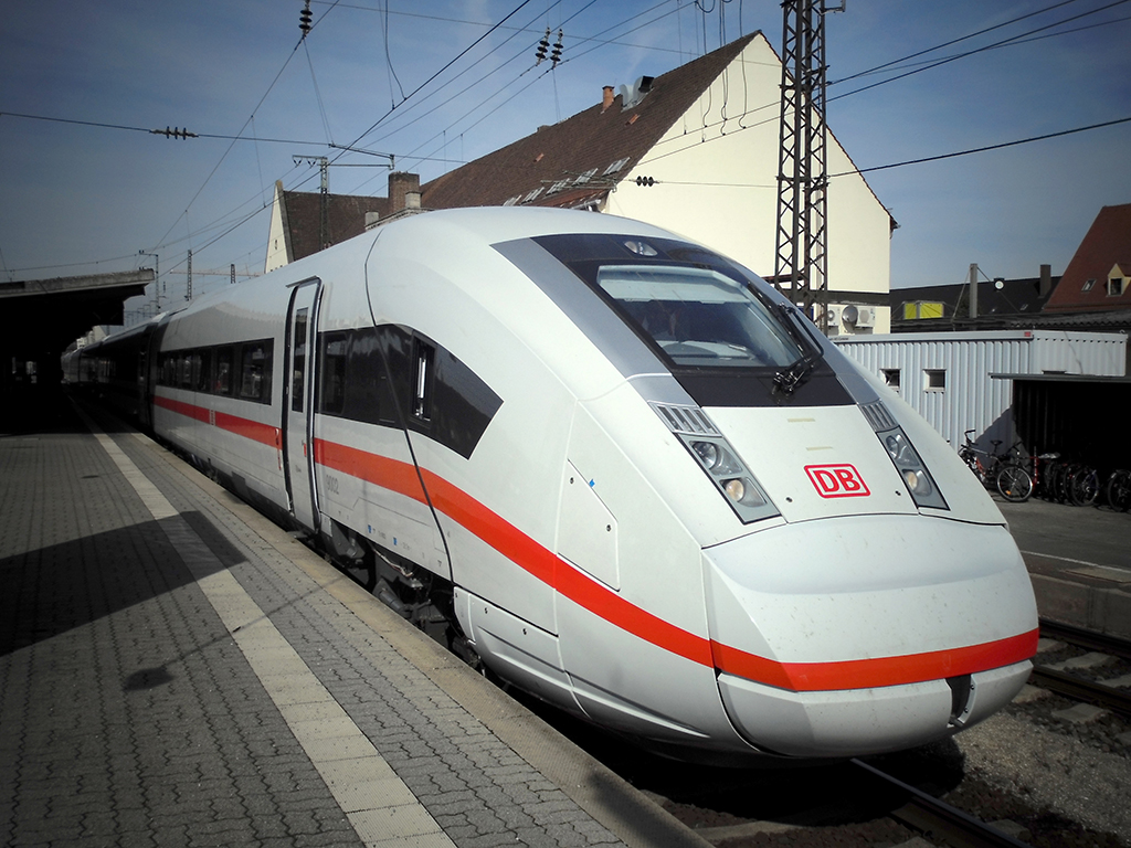 A DB a legújabb generációs ICx intercity-motorvonatokkal a mozdonyvontatású intercityket váltja majd ki. Az akár 300 szerelvény lehívását is lehetővé tevő keretszerződéssel később a régebbi ICE-vonatokat is nyugdíjaznák.<br>(fotó: Railway Gazette)