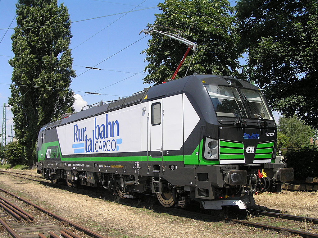 Az újabb ötven mozdonnyal száz Vectronra bővíti flottáját a mozdonyok bérbeadásával foglalkozó osztrák European Locomotive Leasing (ELL). Szécsey István felvételén a Rurtalbahn Cargo által lízingelt 193 832-es Siemens-mozdony látható