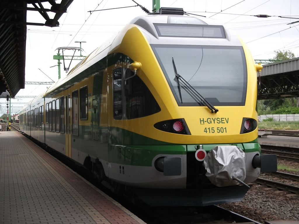 A gyorsvonatok soproni közvetlen kocsijai helyett az intercityket lehet igénybe venni, melyekre Győrben szinte minden órában modern Flirt-motorvonatok biztosítanak csatlakozást
