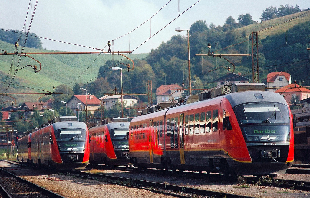 Villamos Desirók pózolnak a szlovéniai Mariborban. Az Ausztria felé vezető vasútvonal szlovéniai része kétvágányúvá válik az elkövetkező években (fotó: Tomek/Flickr)