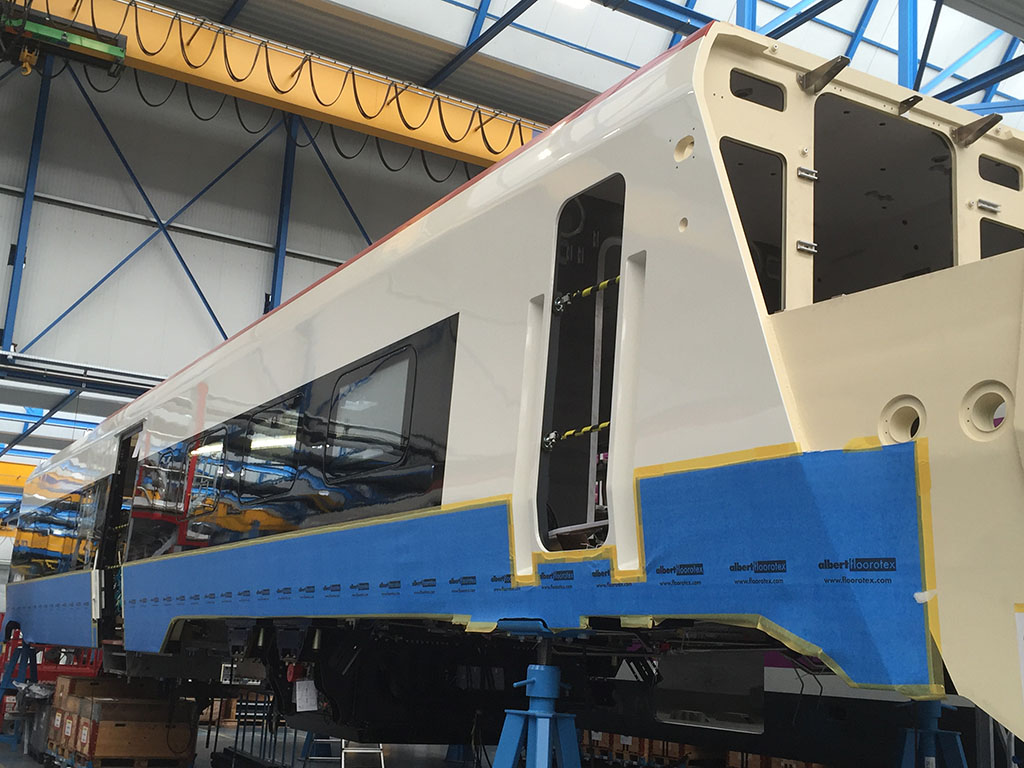 A Stadler bussnangi gyára hamarosan elkészül az első EC250-es Giruno-motorvonat első néhány kocsijával. A fél szerelvényt ősszel az InnoTranson mutatja be majd hivatalosan a Stadler (forrás: Railway Gazette)
