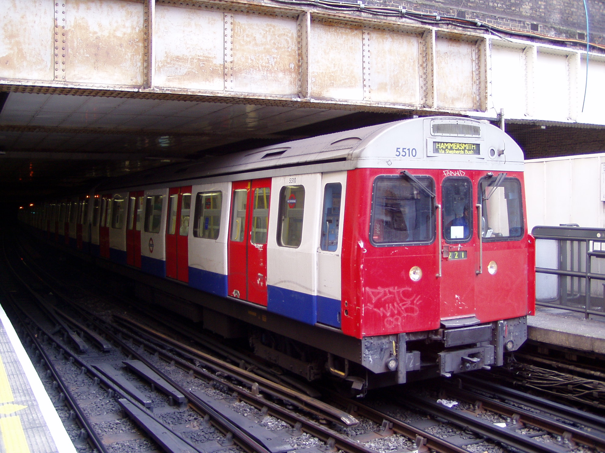 A Circle line egyik szerelvénye tart dél-londoni végállomása, Hammersmith felé