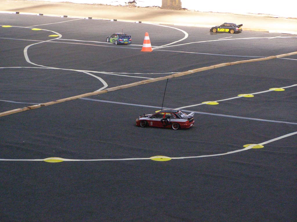Távirányítós autóval driftbajnokságot rendeztek