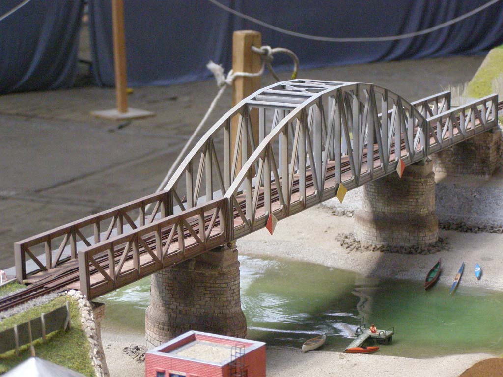 A Láng művelődési szakkör is egy modulterepasztallal készült. Képen az Északi összekötő vasúti híd kicsinyített változata