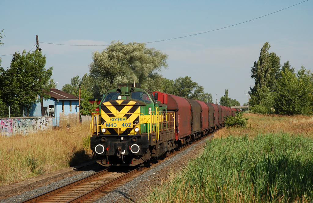 Dorog állomásra érkezik a Púpos húzta 22 kocsis tehervonat július 8-án délelőtt<br>(Fritz Gergely felvételei)