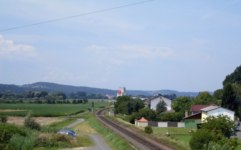 Kanyarog a vasút kifelé Feldbachból