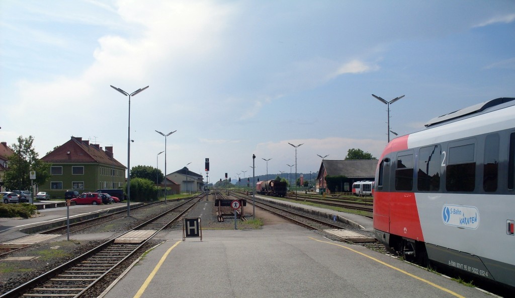 Egy szökevény jobboldalt: a Desiro a szomszédos tartomány(Karintia) S-Bahnjának fóliáját viseli. A jelző előtt rövid tehervonat áll