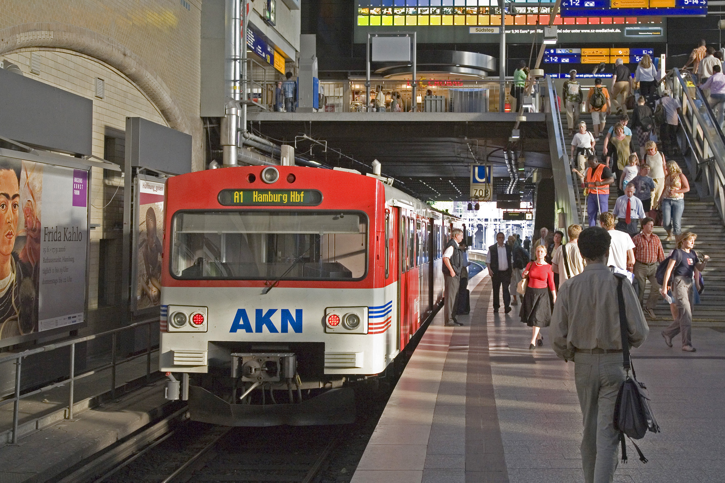 Dízelmotorvonat érkezett a harmadik sínes S-Bahn pályán. Nem ijedősek, hiszen a reggeli csúcsban egyrészről kevesebb a pályakapacitás, másrészt pedig a 2x3 kocsis S-Bahnok között egy alig több, mint 30 méteres dízelmotorvonat más kapacitást képvisel. Az AKN szereti az utasai átszállásmenetes kényelmét, s ameddig a többletköltségeket fedezte a tartomány, addig közlekedtette ezeket a sűrítővonatokat Hamburg Hauptbahnhofig<br>(fotó: AKN Eisenbahn AG)