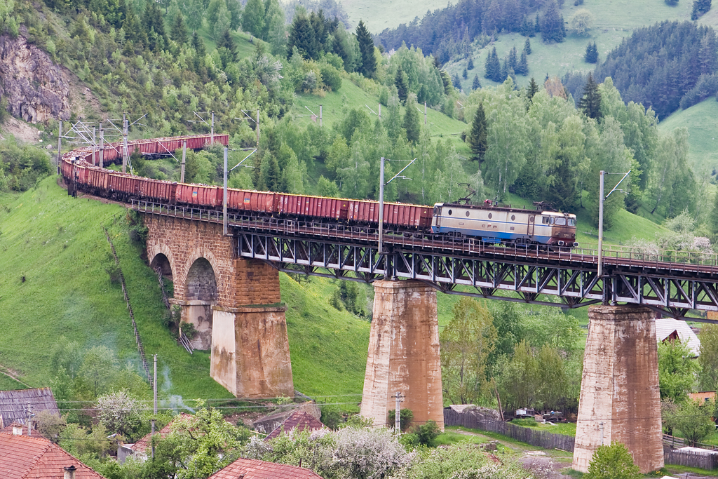400 méteres szerelvény a Kárpátokban. Egyre ritkábbak az igazán hosszú, komoly tehervonatok, a román vasút teljesítménye húsz év alatt hatalmasat esett<br>(fotó: Vörös Attila)