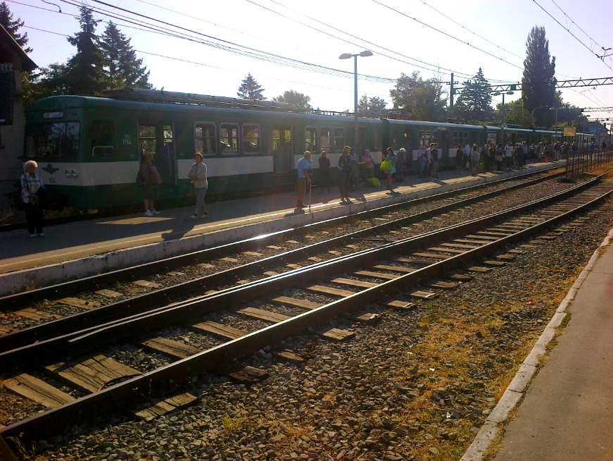 Tanácstalan utasok és a meghibásodott vonat Pomázon<br>(fotó: pomázi olvasónk)
