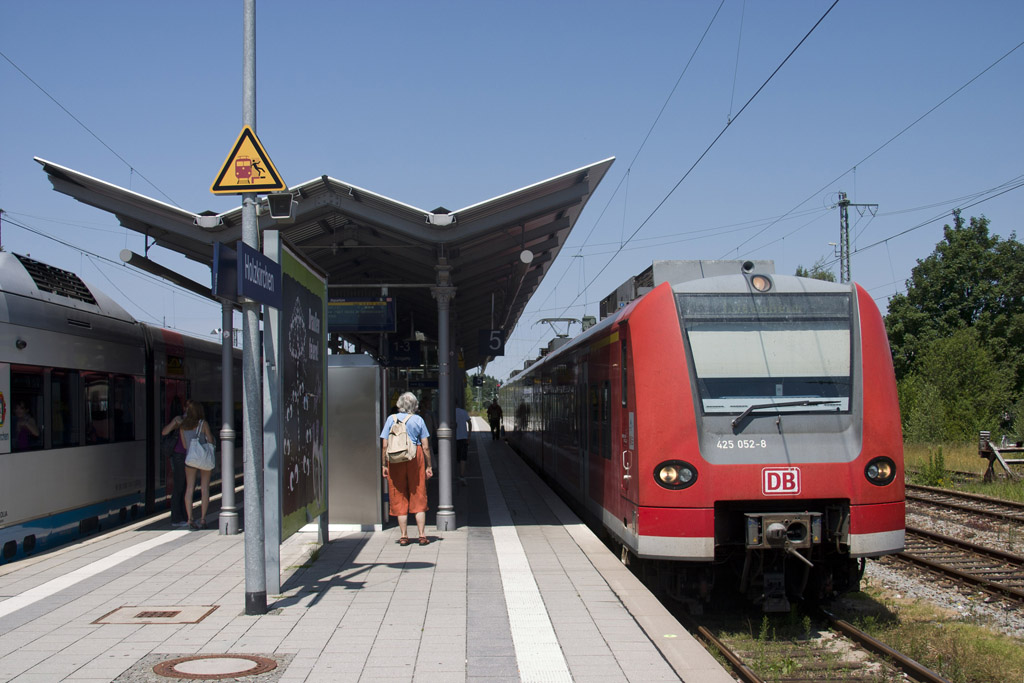 Holzkichen – innen München felé a BOB csak néhány fontosabb helyen áll meg, a mellette levő S-Bahn pedig mindenhol