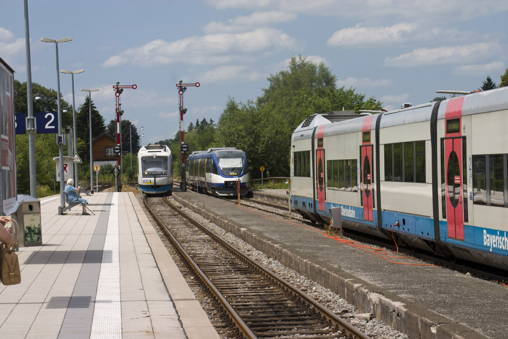 Schliersee állomásra érkezik az ellenvonat, hogy irányváltás után az őrháztól balra kiágazó vonalon folytassa útját (a szerző felvételei)
