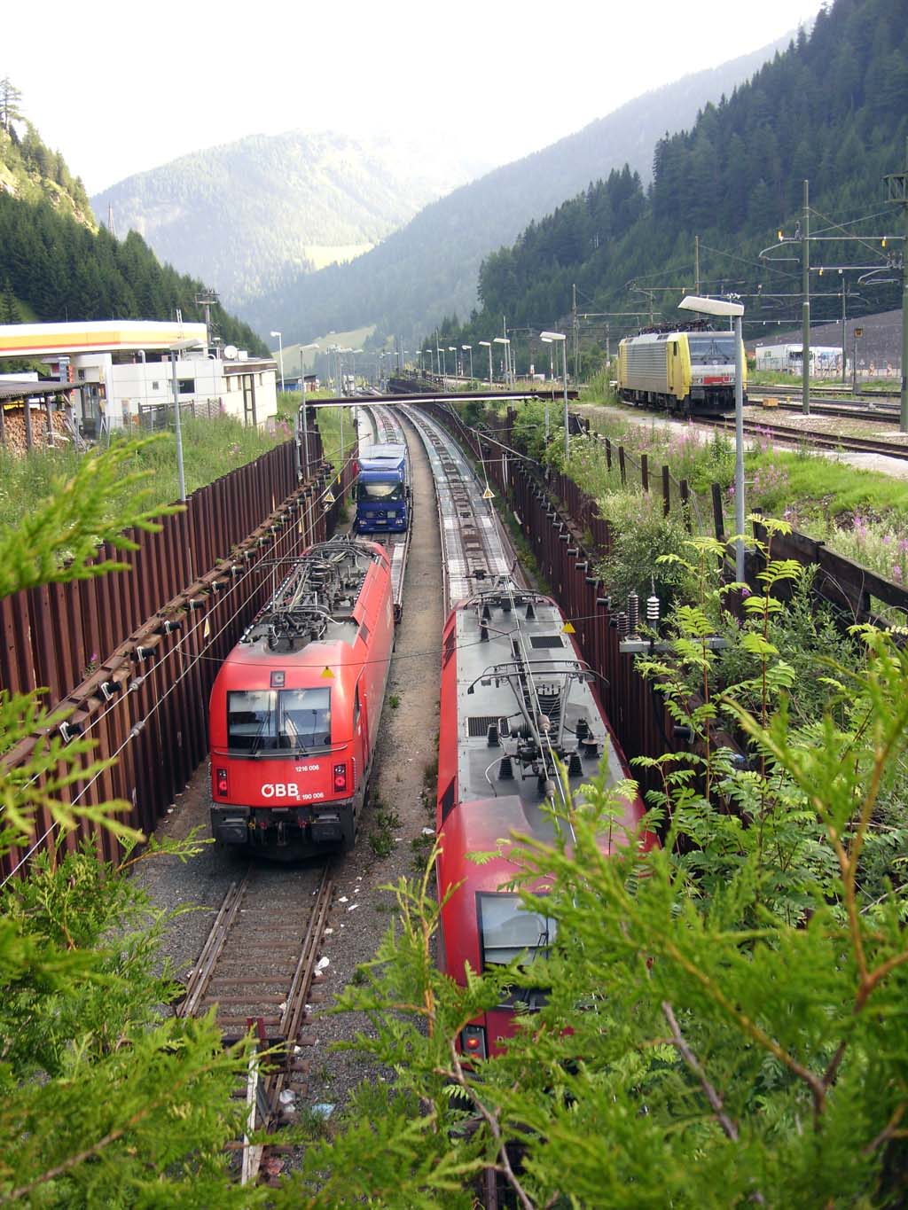 Brennero/Brenner Ro-La terminál. A Brennerbahn óriási emelkedői miatt elöl és hátul is egy-egy gép dolgozik. A felvételt Csató Márk készítette