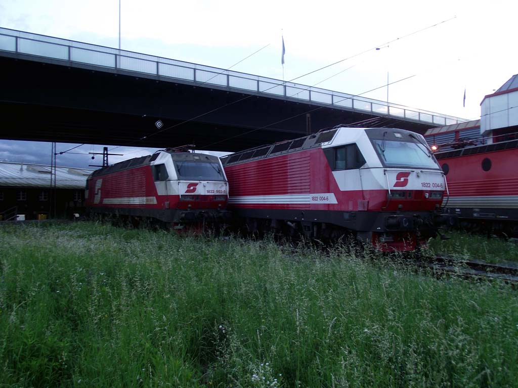 Hűvös hajnal Innsbruckban, a képen két, ma már nem közlekedő 1822-es villanymozdony. Ezek a gépek a Brenner-hágó forgalmában vettek volna részt az ÖBB irányítói szerint. A sorozat kicsinysége és drágasága miatt végül a Frabzensfestén át közlekedő Innsbruck–Lienz korridorvonatokkal búcsúztak 2007-ben. A 002-es és a 005-ös azóta Lengyelországban a DB Schenker Rail Rybnik flottájában dolgozik. A maradék három gép sorsa az enyészetelt, Lengyelországba