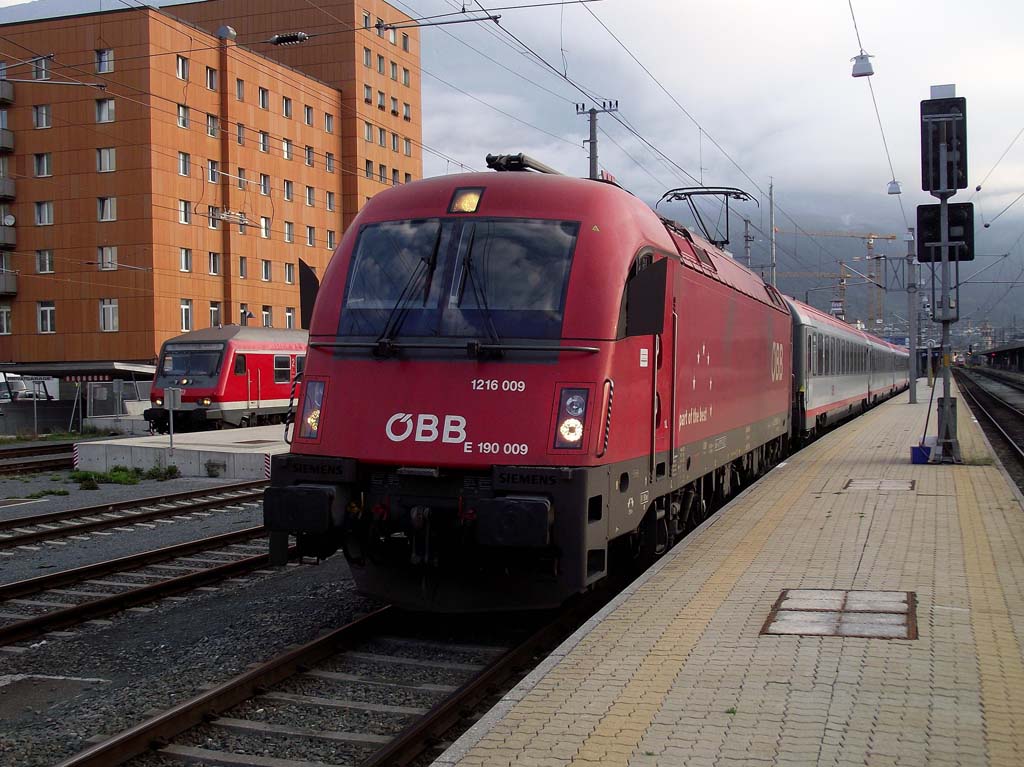 Brennero/Brenneren át Lienzbe közlekedő korridorvonat. A személyvonatokat egytől egyig az ÖBB 1216-os Taurus mozdonyai továbbítják. Az osztrák típusjelzés mellé elkél az olasz is (E190.009), hogy az olasz hálózatra beengedjék