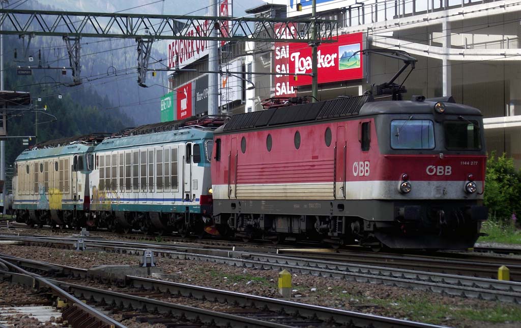A Tigris névre hallgató olasz villanygépeket osztrák testvérük húzza le a vonatról – az állomás egyik fele osztrák, a másik olasz rendszerben villamosított