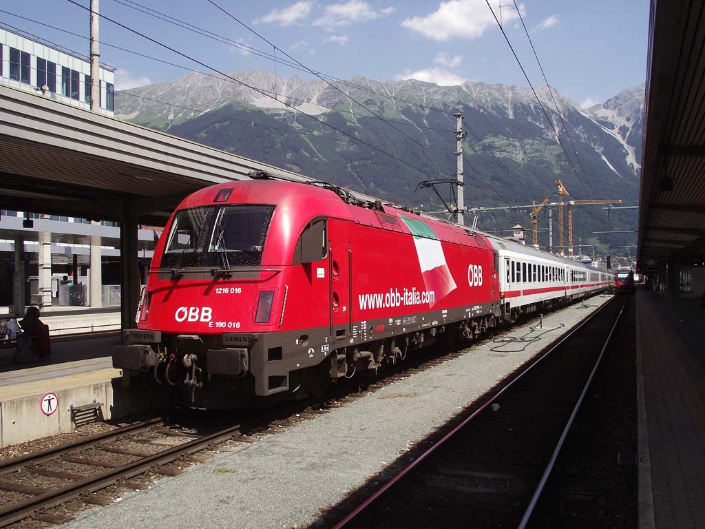 Németországból érkezett, Olaszországba továbbközlekedő DB-ÖBB-FNM EuroCity, négyáramnemű 1216-ossal. Úgy tűnik, az európai áramnem-káoszból ez lehet az egyetlen kiút