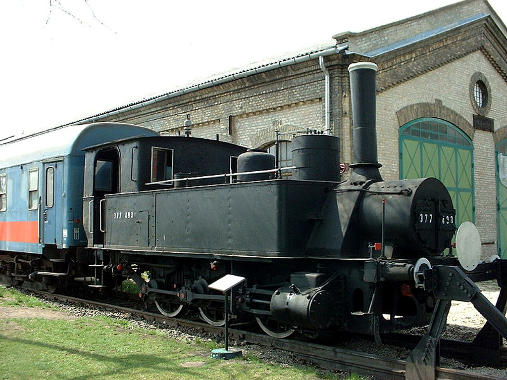 A MÁV 377.493 pályaszámú gőzmozdonya a Vasúttörténeti Parkban, amelyet a MÁV Gépgyár gyártott 1912-ben 3089 gyári számmal a Debrecen-Nyírbátori HÉV részére. A DNYBV 105-ös mozdony 1912-1950 között állt szolgálatban